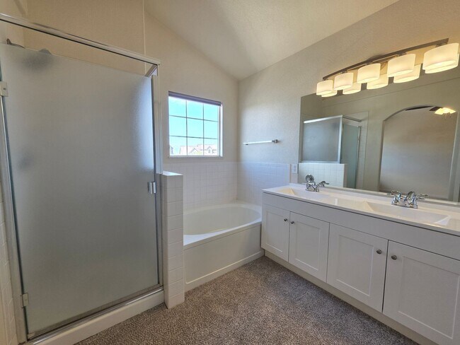 Building Photo - Gorgeous 4 Bed 3 bath Home In Wagon Trails!!