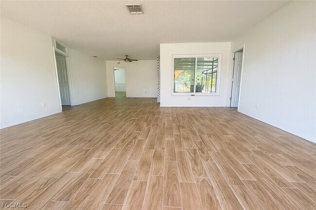 Building Photo - 1458 Alwynne Dr N