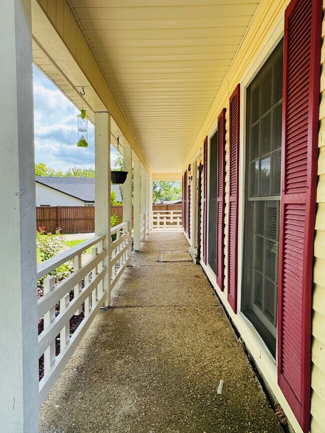 Building Photo - Dreamy 3-Bedroom
