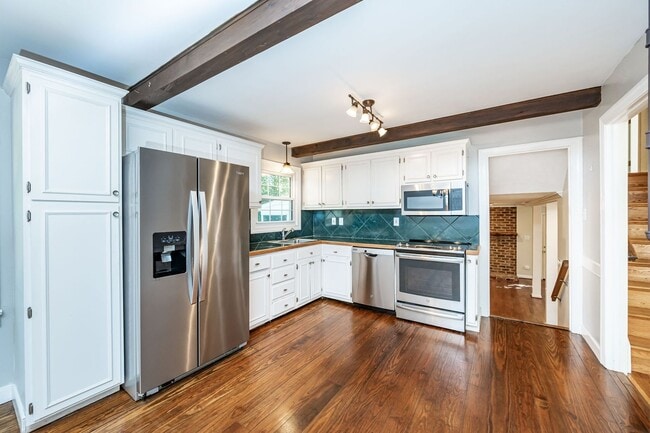 Building Photo - Generously Sized Midlothian Home Move In R...