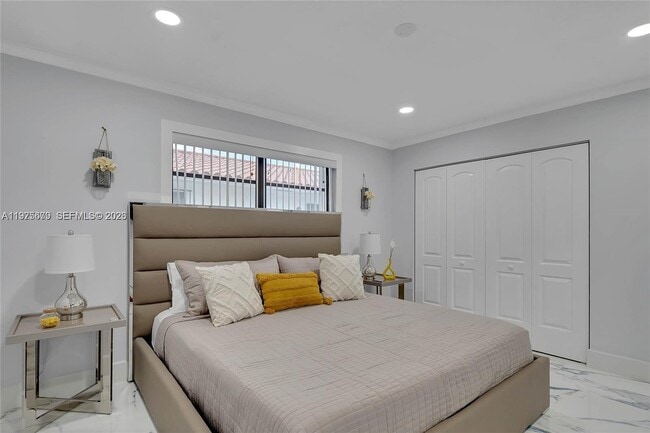 Building Photo - 895 W 39th Pl