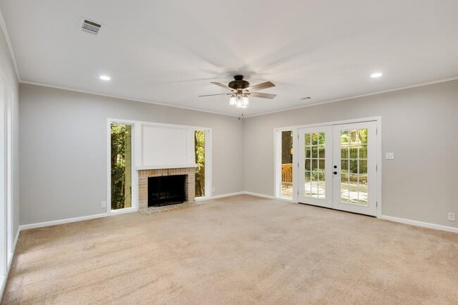 Building Photo - 1243 Spring Valley Ln NE