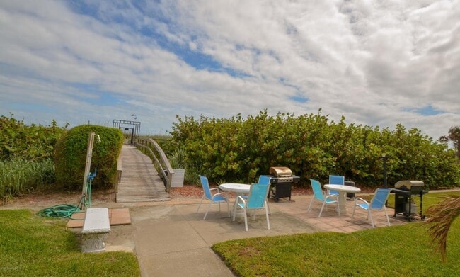 Building Photo - 2 Bedroom 2 Bathroom direct ocean condo