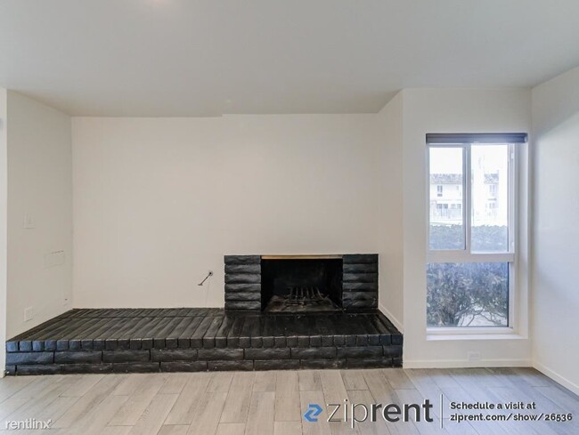 Building Photo - 3 br, 2.5 bath Townhome - 5301 Demaret Ave...