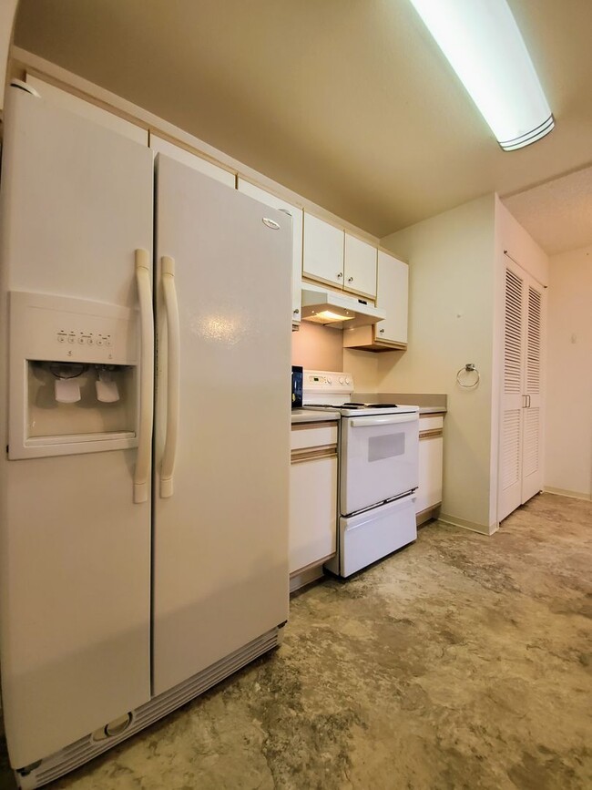 Building Photo - Available May 12, 2025 | 2 Bedroom, 2 bath...