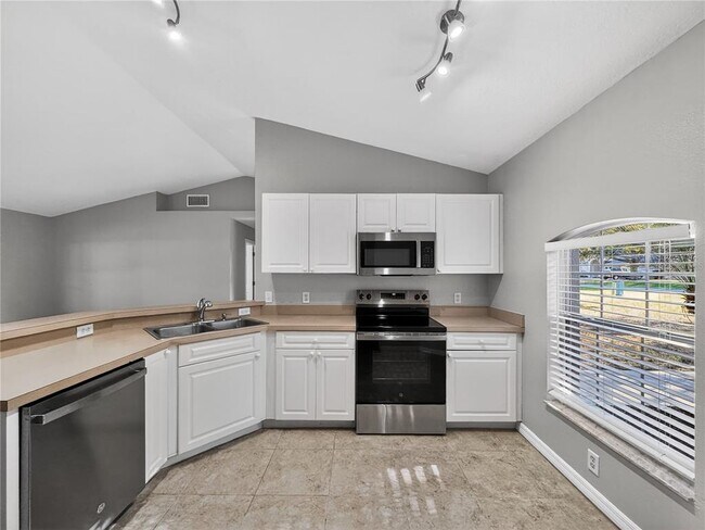 Building Photo - 14309 Golden View Dr