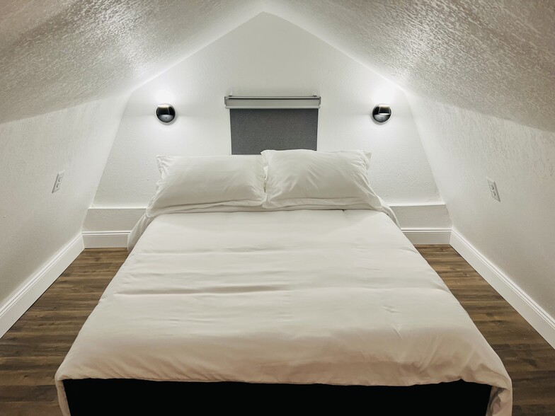 Bedroom - 3027 W Cordelia St