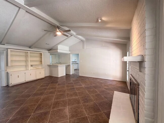 Building Photo - 4042 Greenbriar Dr