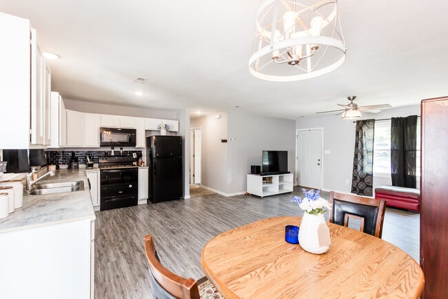 Building Photo - 1314 W 9th St