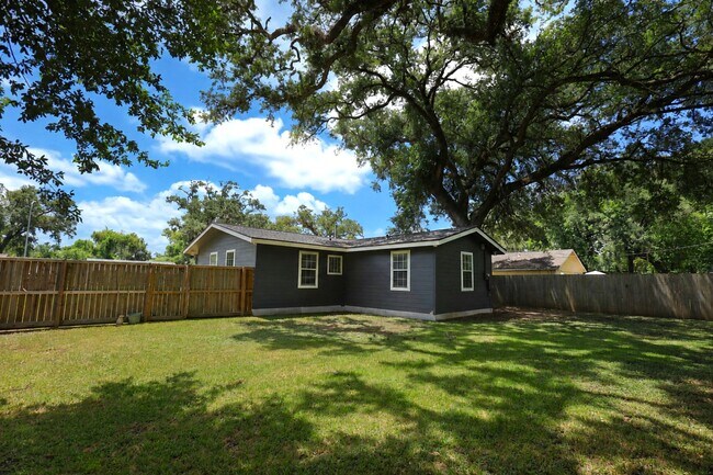 Building Photo - 207 Jasmine St