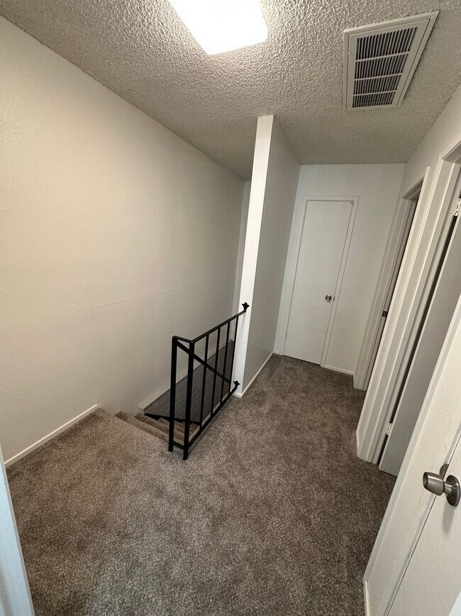Building Photo - Cozy 2 Bedroom unit with community pool!