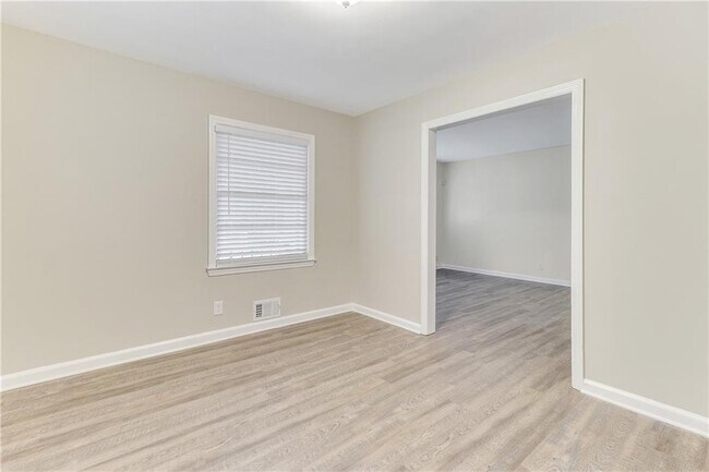 Building Photo - 2407 Baywood Dr SE