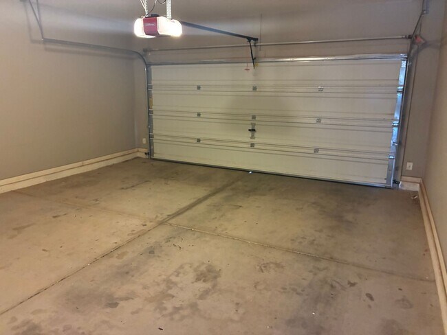Building Photo - **BEAUTIFUL 3 BEDROOM/3 BATHROOM HOME LOCATED IN EASTMARK (ELLSWORTH & RAY)**