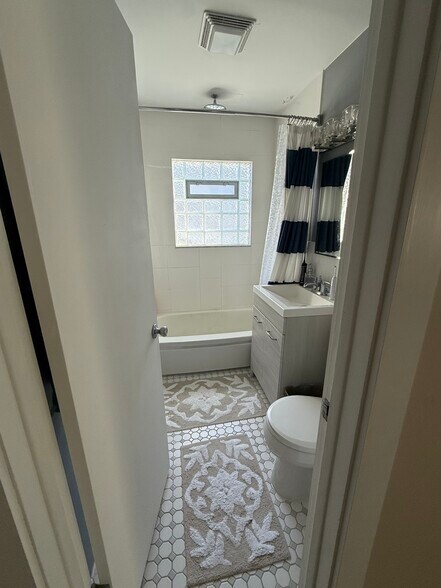 Building Photo - 536 S 74th St