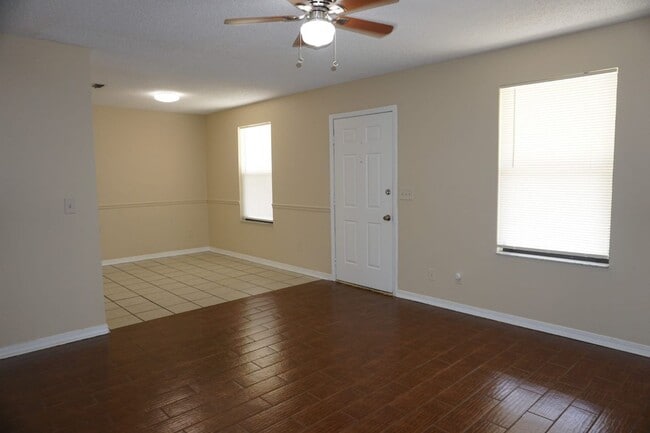 Building Photo - 3 Bedroom 2 Bathroom with Bonus Room