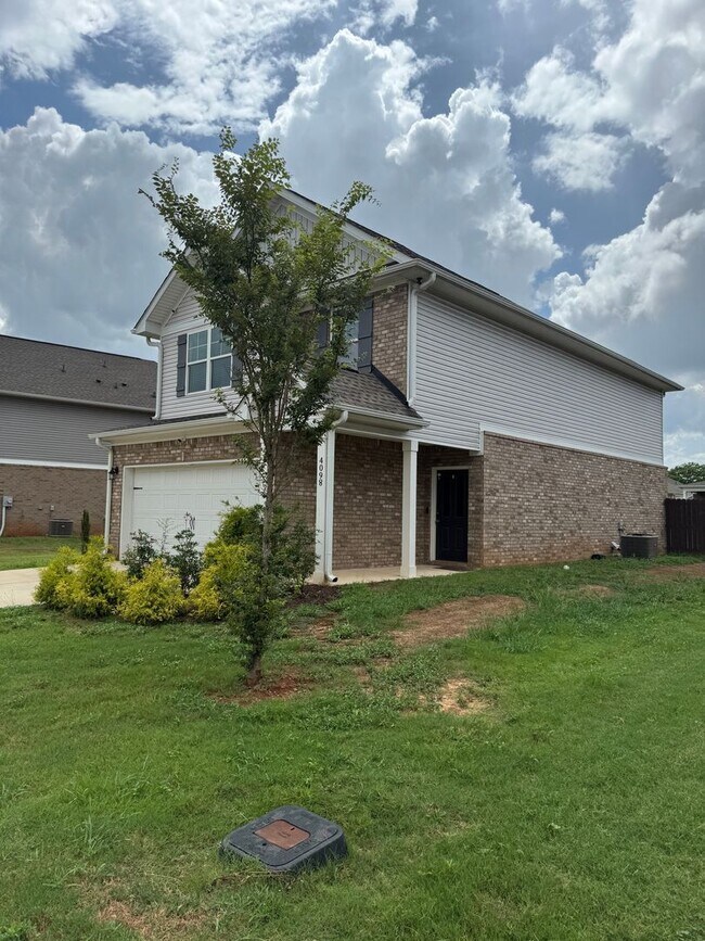 Building Photo - Spacious 3-Bedroom Home with Loft – Minute...