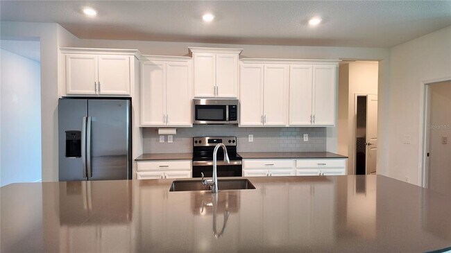 Building Photo - 6366 Lakepine St