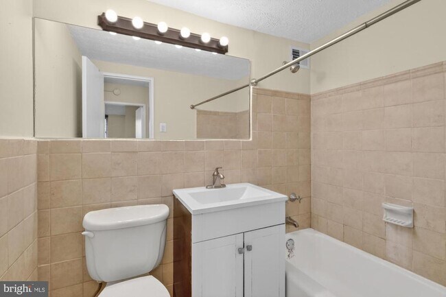 Building Photo - 2101 Chestnut St