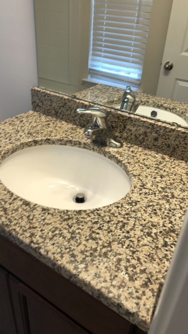 Building Photo - 3BR  2.5BA TOWNHOME