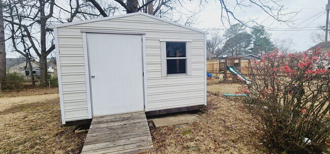 Building Photo - 209 Knoll Crest Dr