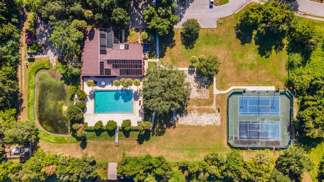 Building Photo - AVAILABLE BY AUGUST 1ST-PRISTINE 3/2 HOUSE...