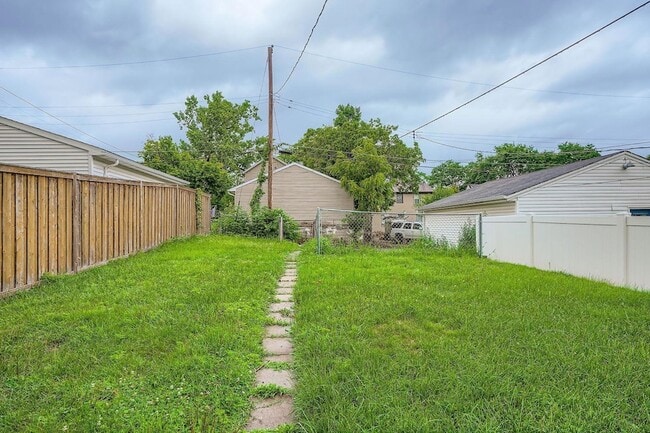 Building Photo - 595 Hawthorne Ave E