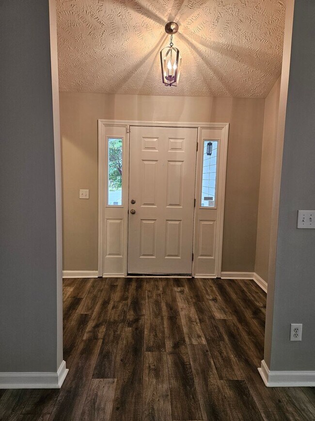 Building Photo - NEW LISTING!!!!!