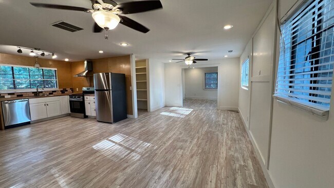 Building Photo - 3 Bed | 2 Bath Single Family Home