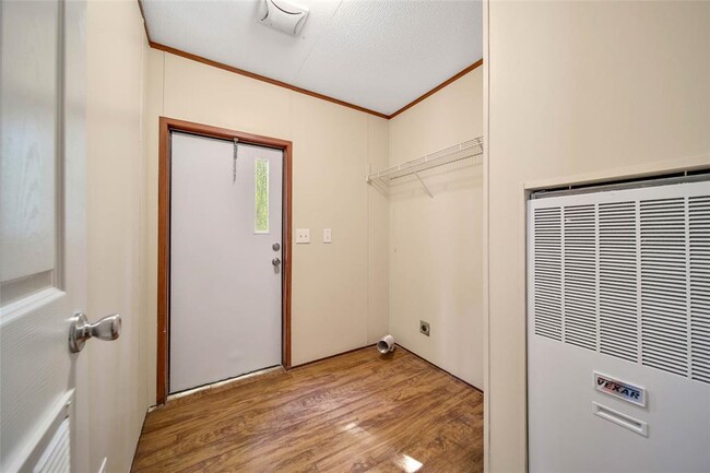 Building Photo - 204 Morris Ln