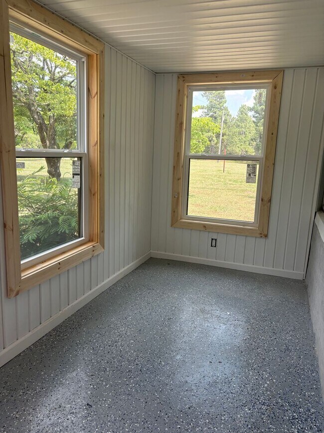 Building Photo - 3 Bedroom/1 bath House includes wi-fi, lawncare and security alarm
