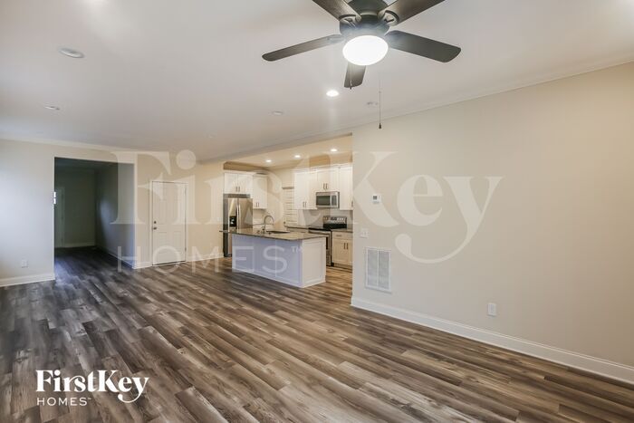 Building Photo - 215 Parkwood Dr NW