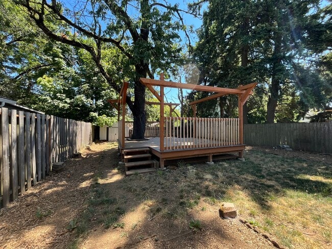 Building Photo - This Adorable 3 Bed / 2.5 Bath Ranch Style Homes Offers A Large Backyard and Beautiful Natural Li...