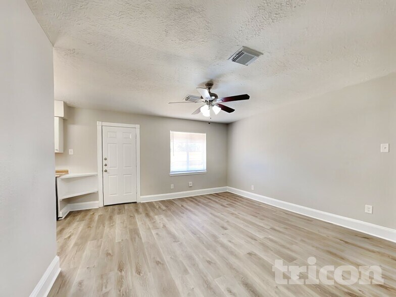 Building Photo - 4427 Oakside Dr