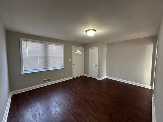 Building Photo - 3 Bedrooms and 1.5 baths Available!