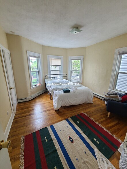Building Photo - 118 Elm St