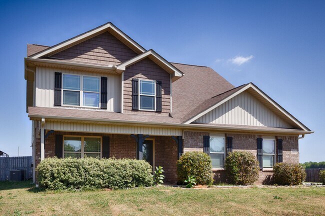 Building Photo - Fresh Paint & New Carpet! 4BR with Fenced Yard