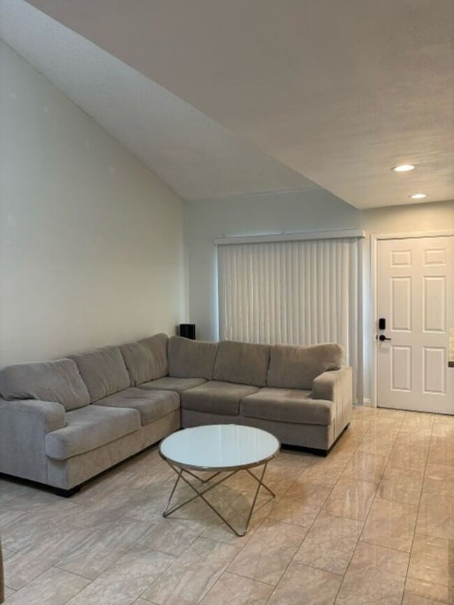 Building Photo - Beautiful Dual Master Townhome Palmdale