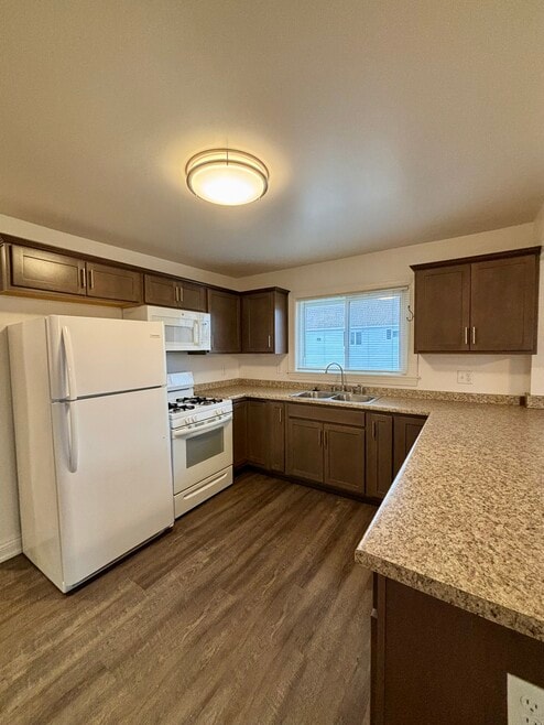 Building Photo - 77 Laverack Ave