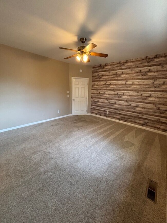 Building Photo - Three bed, two bath unit conveniently located off of Bell Road!