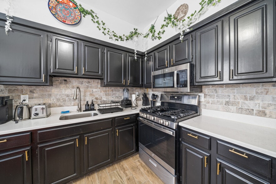 Building Photo - 84 W 42nd St