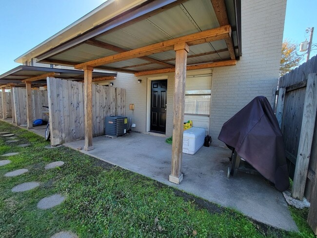 Building Photo - College Station - Cozy 2 Bedroom 1.5 Bath Condo for Lease