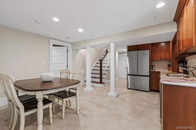 Building Photo - 47 Greenacres Ave