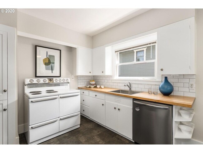 Building Photo - Charming 2-Bedroom Gem with Spacious Living Room and Bright Open Kitchen!