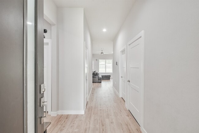 Building Photo - 14226 Lake Lodge Dr