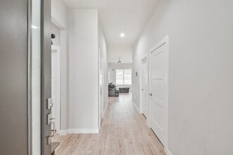 Building Photo - 14226 Lake Lodge Dr