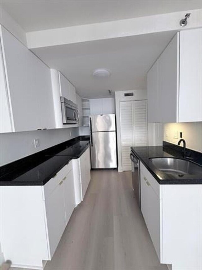 Building Photo - 540 Brickell Key Dr