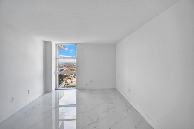 Building Photo - 3625 N Country Club Dr