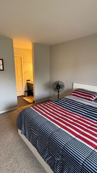 Building Photo - 735 Hamilton Ct