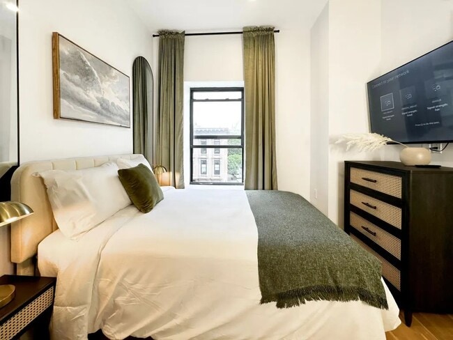 Building Photo - Furnished room/NOT APARTMENT