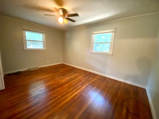 Building Photo - 3 Bedroom Brick Ranch House in a Great Location!